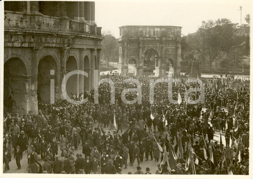 Fotografia d epoca originale 1930 ca ROMA Corteo Associazione COMBATTENTI al COLOSSEO e Arco di COSTANTINO 1