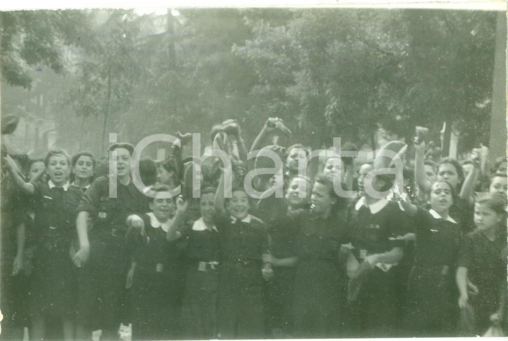 Fotografia d epoca originale 1939 MADRID Piccoli falangisti acclamano Galeazzo CIANO Fotografia cm 12 x 8 1