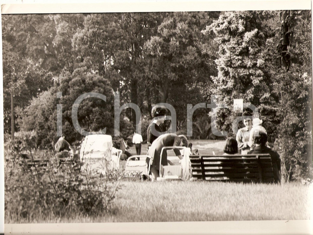 Fotografia d epoca originale 1975 ca PADOVA Mamme e bimbi ai giardinetti Foto ARTISTICA 23x18cm 1