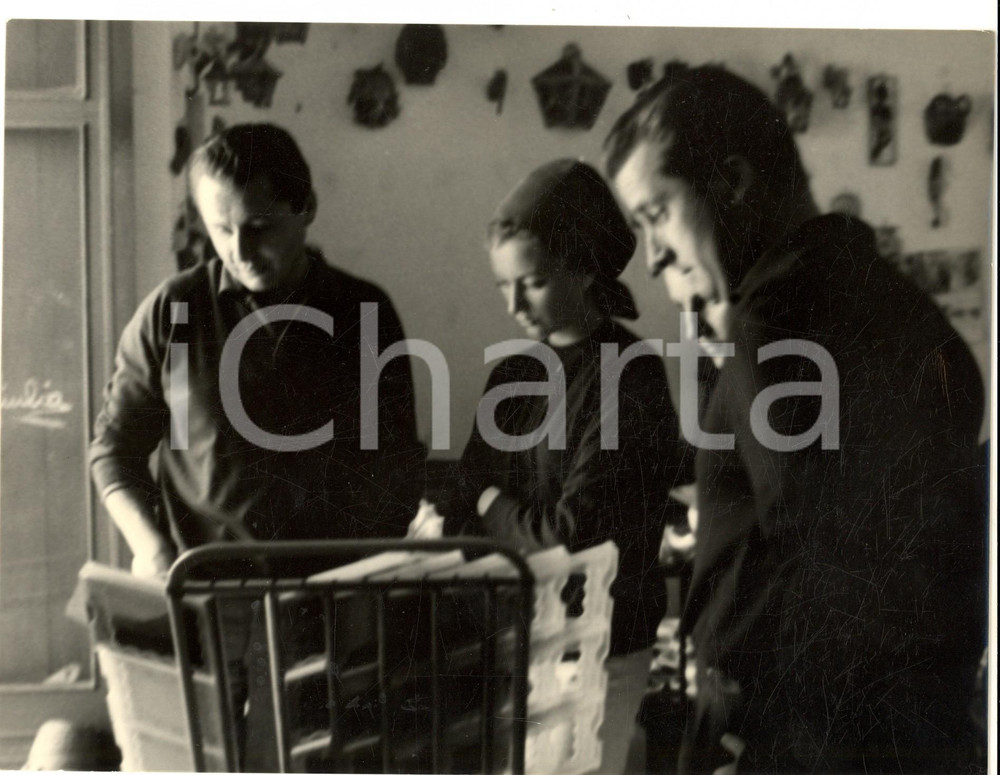 Fotografia d epoca originale 1960 ROMA Alberto e Paola del BELGIO in un negozio di ceramiche Foto 18x24 1
