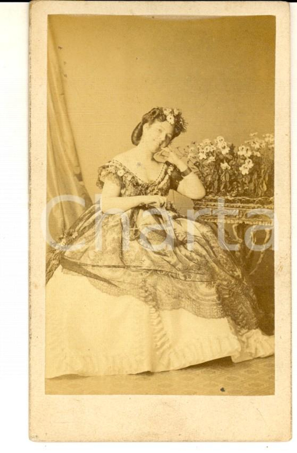 Fotografia d epoca originale 1865 ca PARIS Portrait de jeune femme parmi les fleurs Photo Ulric GROS CDV 1