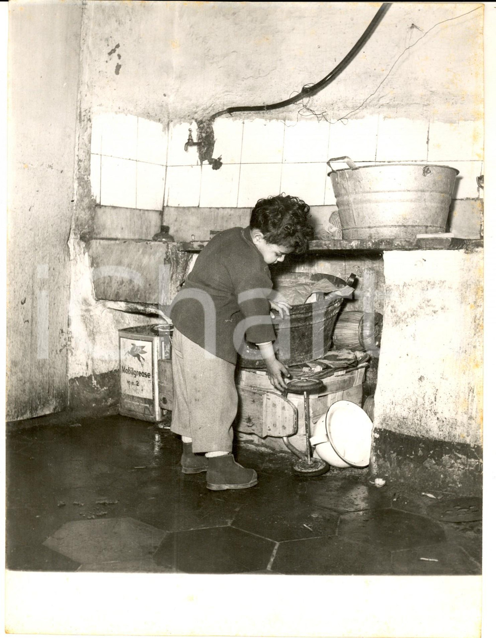 1960 ca COSTUME GENOVA Bambino nella lavanderia di un palazzo popolare *Foto Fotografia d'epoca. CONDIZIONI: G (lievi graffi superficiali)FORMATO: 18x24 cm     originale e autentica 1