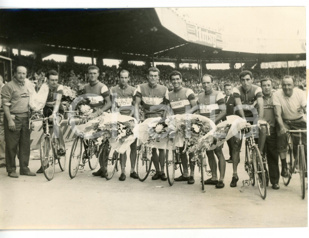 1961 PARIS - TOUR DE FRANCE La squadra italiana vittoriosa al Parco dei Principi Fotografia d'epoca con didascalia coeva.  CONDIZIONI: G (ma minimi difetti di stampa) FORMATO: 18x13 cm     originale e autentica 1