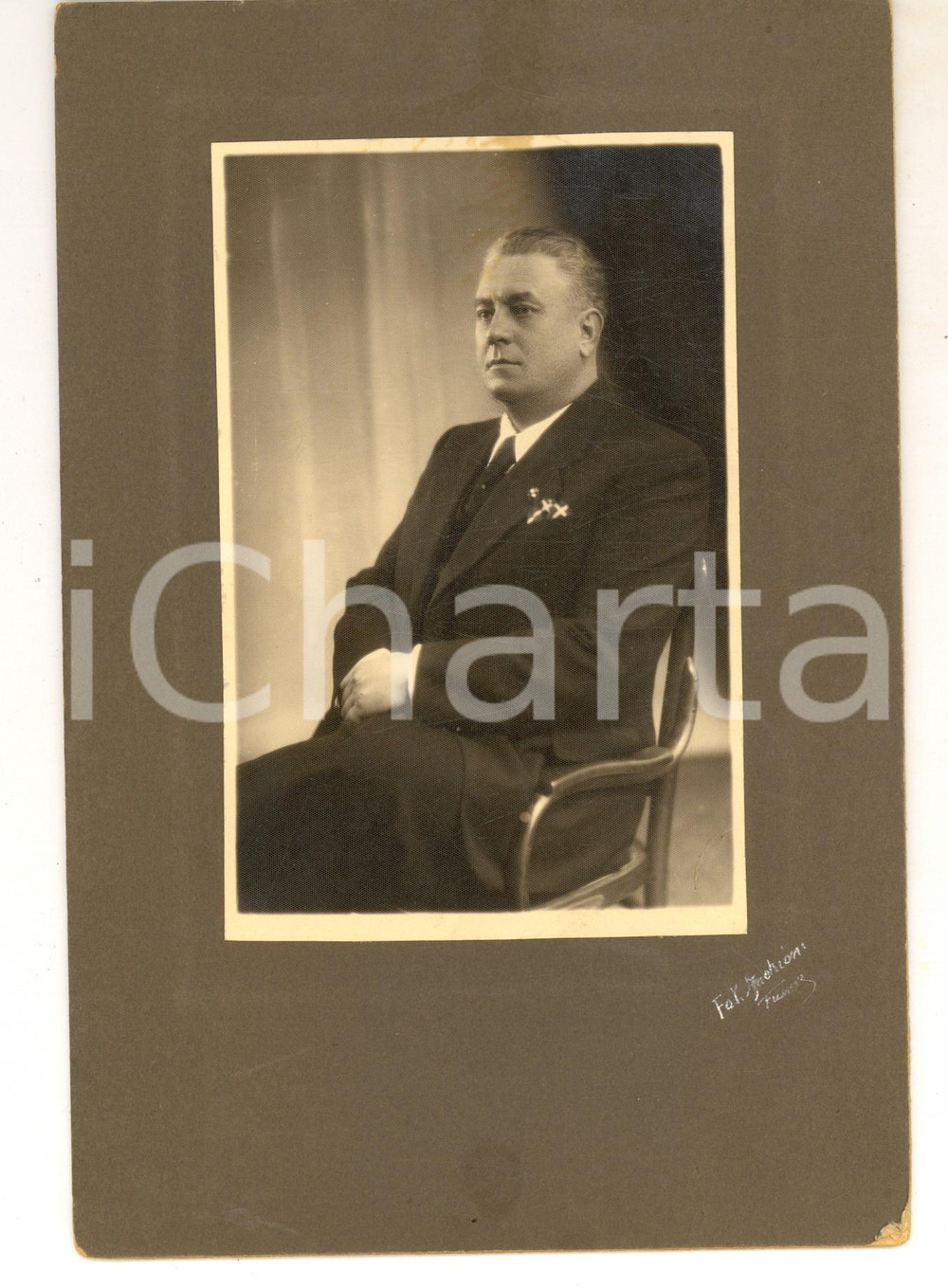 Fotografia d epoca originale 1940 ca FIRENZE Ritratto maschile con spille a croce Foto ANCHIONI 17x23 cm 1
