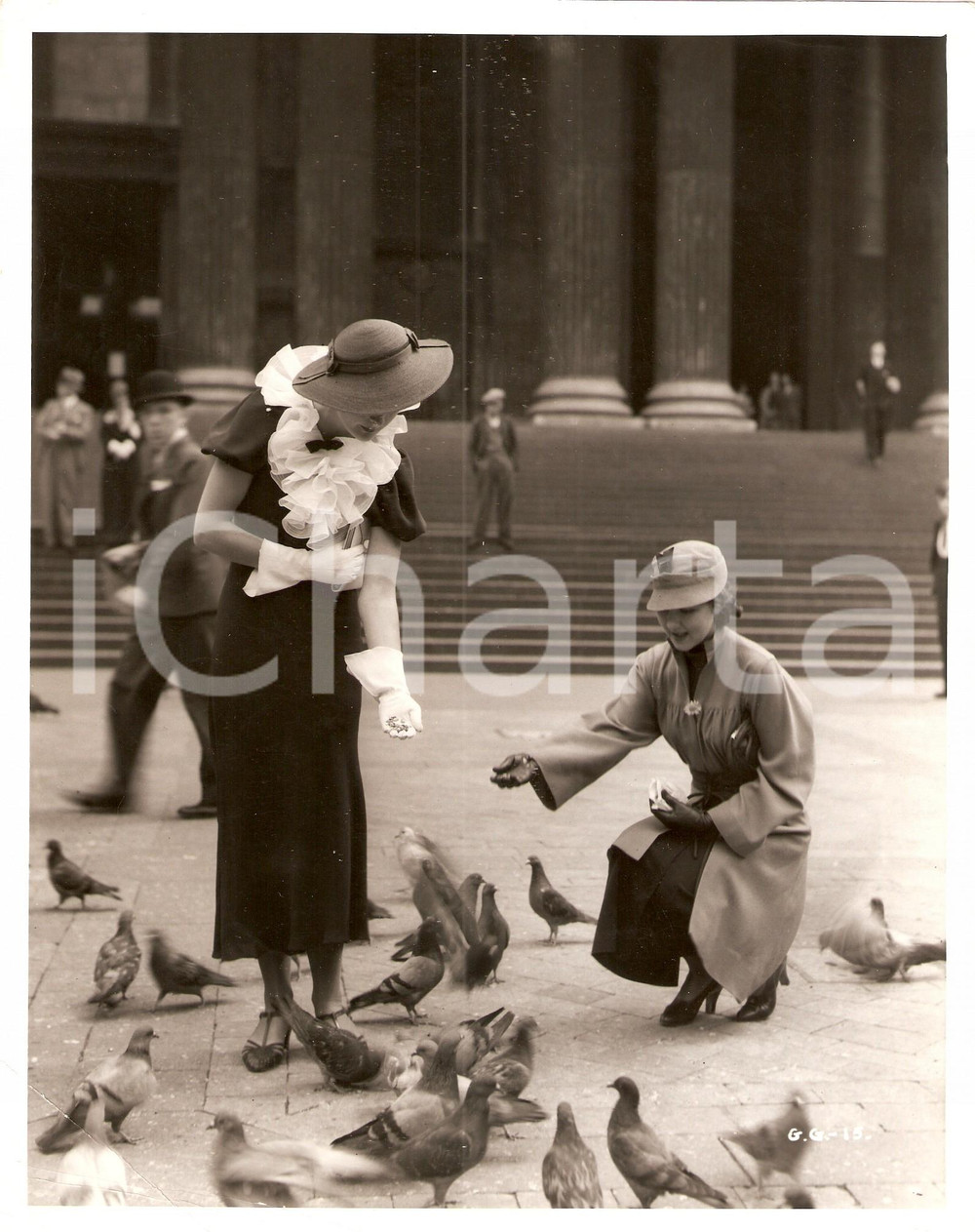 Fotografia d epoca originale 1940 ca LONDON Actresses Jean PARKER Patricia HILLIARD at St. Paul s Cathedral 1