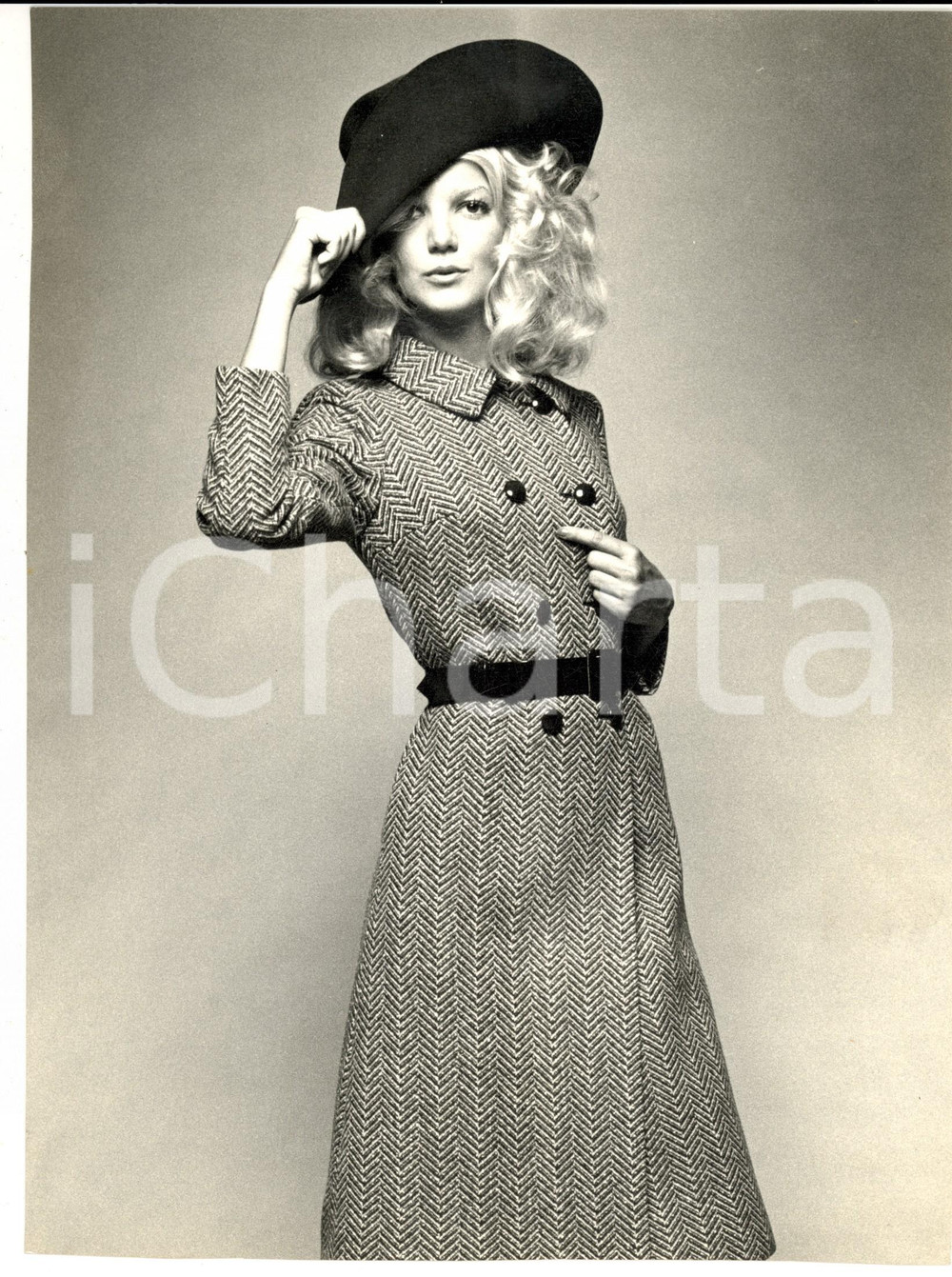Fotografia d epoca originale 1960 ca MILANO MODA INVERNO Modella con cappotto spigato Foto 20x27 1