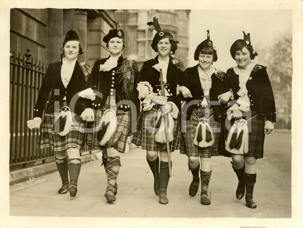 Fotografia d epoca originale 1937 LONDON Sunshine Competition SCOTS girl dancers in a typical costume Photo 1