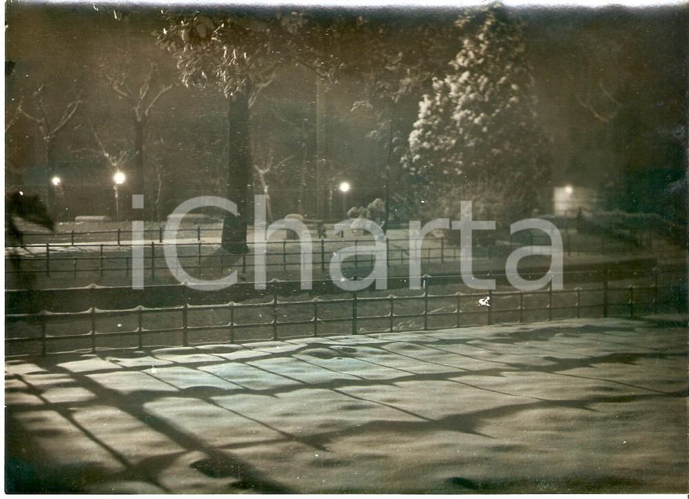 Fotografia d epoca originale 1950 ca SARONNO VA Il parco di via I° Maggio sotto la neve Foto 17x13 cm 1