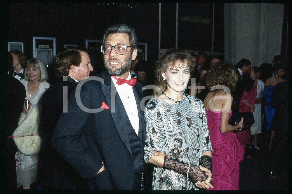 35mm vintage slide* 1986 CALIFORNIA CINEMA actress Joanna PACULA and Howard KOCH  Diapositiva d'epoca, in formato 35 mm.CONDIZIONI: GOODE' severamente vietata la riproduzione. Tutti i diritti sono riservati.Nella diapositiva ICharta mette in vendita, sul negozio eBay e in esclusiva sul sito "icharta" il proprio archivio composto da numerose diapositive e negativi fotografici d'epoca, tutti originali e autentici, che attraversano la storia del costume italiano tra gli la fine degli anni Sessanta e Novanta.Si tratta di uno sguardo inedito sull'attualit&agrave;, la politica, la vita quotidiana, il gossip e la cultura, che fotografa il cambiamento della nazione in quest'ultimo scorcio del XX secolo. Un'occasione unica per il mercato del collezionismo, che vede finalmente disponibile un archivio eccezionale per vastit&agrave;, tematiche e condizioni, in un settore (il negativo fotografico e la diapositiva) di assoluta novit&agrave; e dalle interessanti prospettive di investimento. GOOD/buono   originale e autentica 1