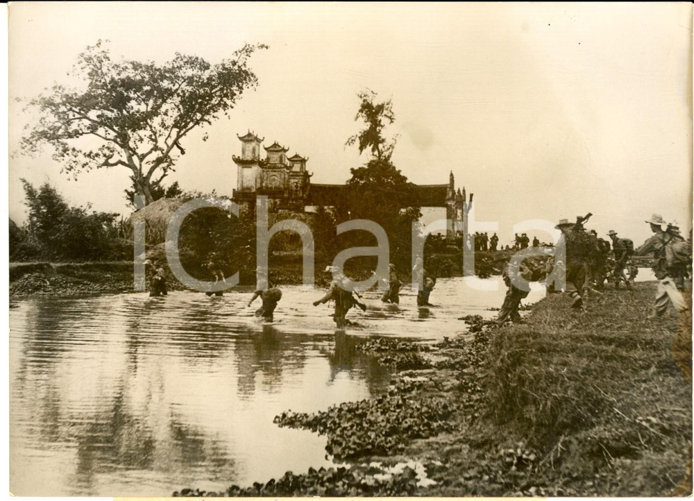1954 GUERRA D'INDOCINA Truppe attraversano un fiume presso una pagoda *Foto Fotografia d'epoca, con didascalia coeva al verso. CONDIZIONI: G FORMATO: 18x13 cm    originale e autentica 1