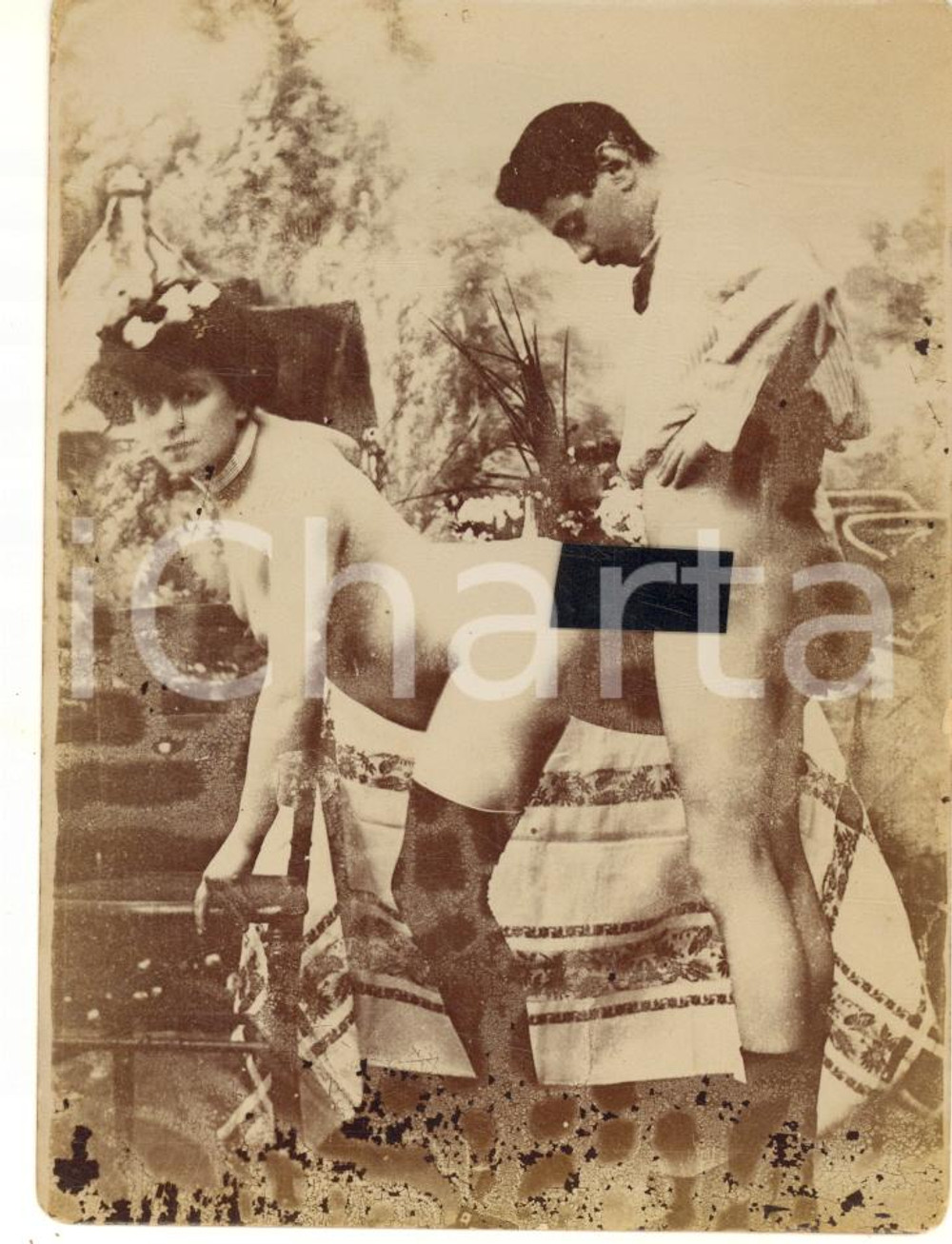 1900 ca VINTAGE EROTIC Couple having sex near a table - RARE PORN Photo 9x12 (1) Fotografia originale d'epoca. POOR/danneggiato difetti di stampa Formato: 9x12 cm originale e autentica 1