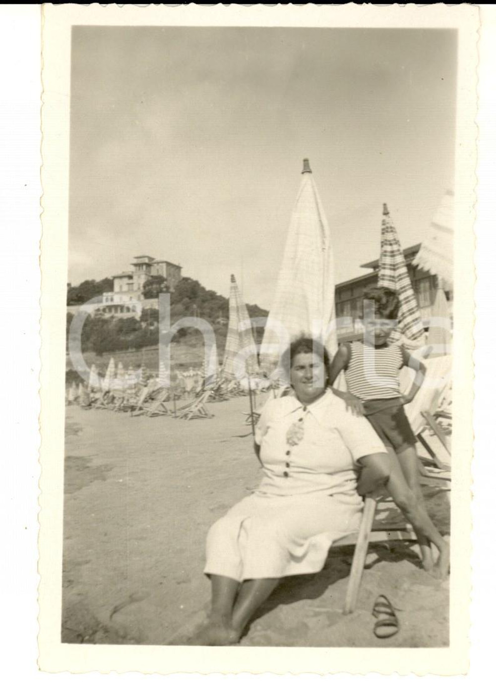 Fotografia d epoca originale 1940 ca CELLE LIGURE Ritratto di una madre con il figlio Foto cartolina VINTAGE 1