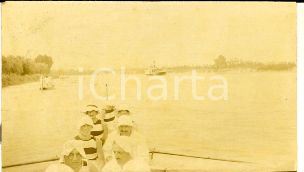 Fotografia d epoca originale 1920 ca VENEZIA GIULIA Canottieri vogano nel fiume Foto VINTAGE 10x6 1