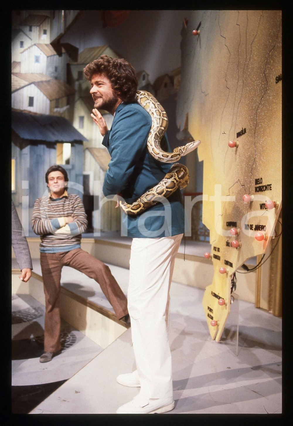 35mm vintage slide* 1984 "Te lo do io il Brasile" Beppe GRILLO con un boa (2)