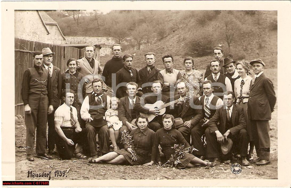 Fotografia d epoca originale 1939 HEUSDORF GERMANIA Rurali italiani con chitarra in giorno di festa 1