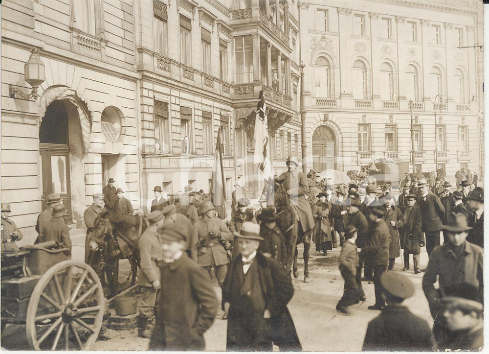 Fotografia d epoca originale 1920 KAPP PUTSCH Berlin Ein meldereiter mit der reichsflagge REAL PHOTO 16x12 1