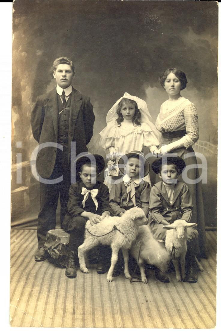 Fotografia d'epoca originale 1920 ca AREA FRANCESE Bambina alla Prima Comunione con due agnellini *Foto 1
