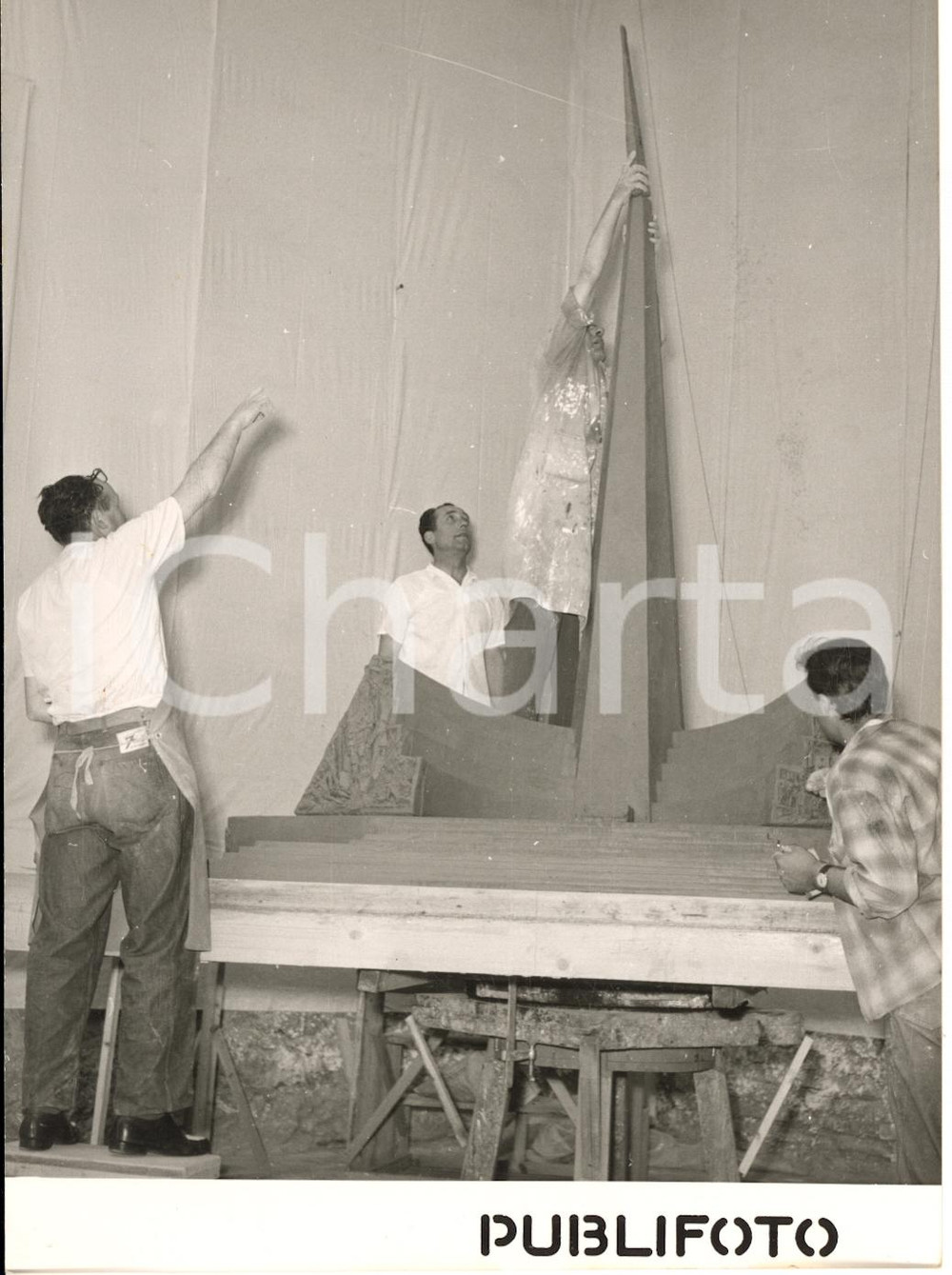 1955 ROMA Antonio BERTI Goffredo VERGINELLI lavorano al monumento a DE GASPERI