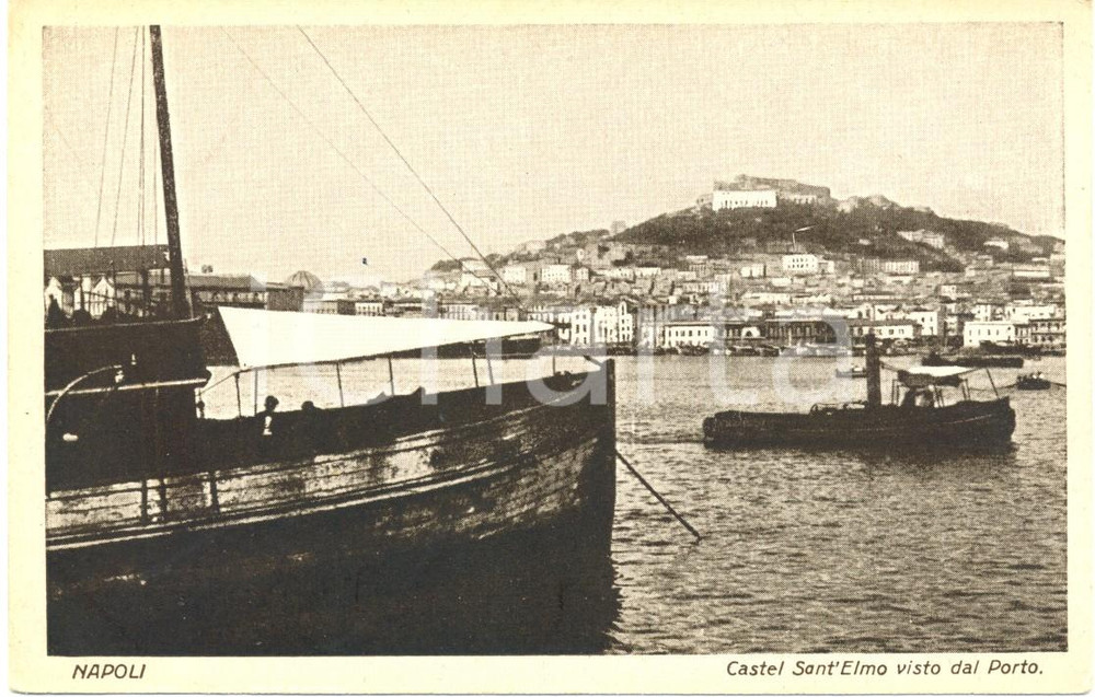 Cartolina originale da collezione 1930 circa NAPOLI Castel SANT'ELMO dal porto *Cartolina ANIMATA con barche FP NV 1