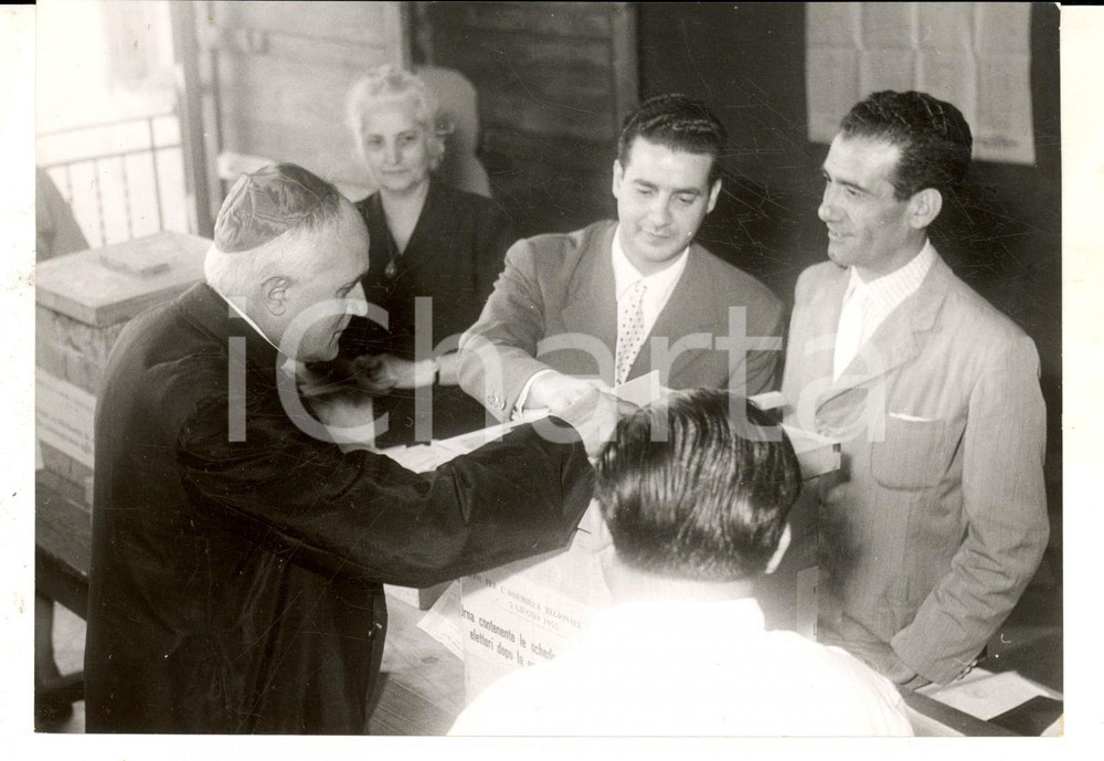 Fotografia d epoca originale 1959 PALERMO ELEZIONI REGIONALI Il card. Ernesto RUFFINI alle urne Foto 1