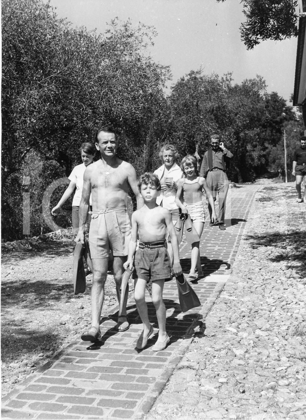 1958 PORTOFINO John MILLS in vacanza con Mary Hayley BELL e figli (3) Foto 18x24 1958Fotografia vintage rara d'epoca.Timbro archivio Publifoto Genova al verso.FORMATO: 18x24 cm CONDIZIONI: FAIR (increspature al lato superiore e piccoli difetti di stampa)ICHARTA mette in vendita le stampe vintage della collezione Publifoto Genova, per la maggior parte inedita o in tiratura di pochi esemplari. Si tratta di un'ottima opportunit&agrave; di investimento per i collezionisti di fotografie d'epoca.    originale e autentica 1