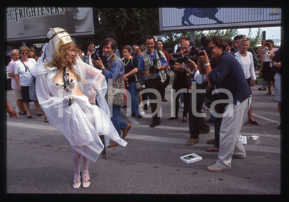 35mm vintage slide* 1996 VENEZIA MARIA SOLE Mara Vittoria SOLINAS in lingerie 8  Diapositiva d'epoca, in formato 35 mm.  CONDIZIONI: GOOD Tutti i diritti riservati.E' severamente vietata la riproduzione. ICharta mette in vendita, sul negozio eBay e in esclusiva sul sito "icharta" il proprio archivio composto da numerose diapositive e negativi fotografici d'epoca, tutti originali e autentici, che attraversano la storia del costume italiano tra gli la fine degli anni Sessanta e Novanta.Si tratta di uno sguardo inedito sull'attualit&agrave;, la politica, la vita quotidiana, il gossip e la cultura, che fotografa il cambiamento della nazione in quest'ultimo scorcio del XX secolo. Un'occasione unica per il mercato del collezionismo, che vede finalmente disponibile un archivio eccezionale per vastit&agrave;, tematiche e condizioni, in un settore (il negativo fotografico e la diapositiva) di assoluta novit&agrave; e dalle interessanti prospettive di investimento.  originale e autentica 1