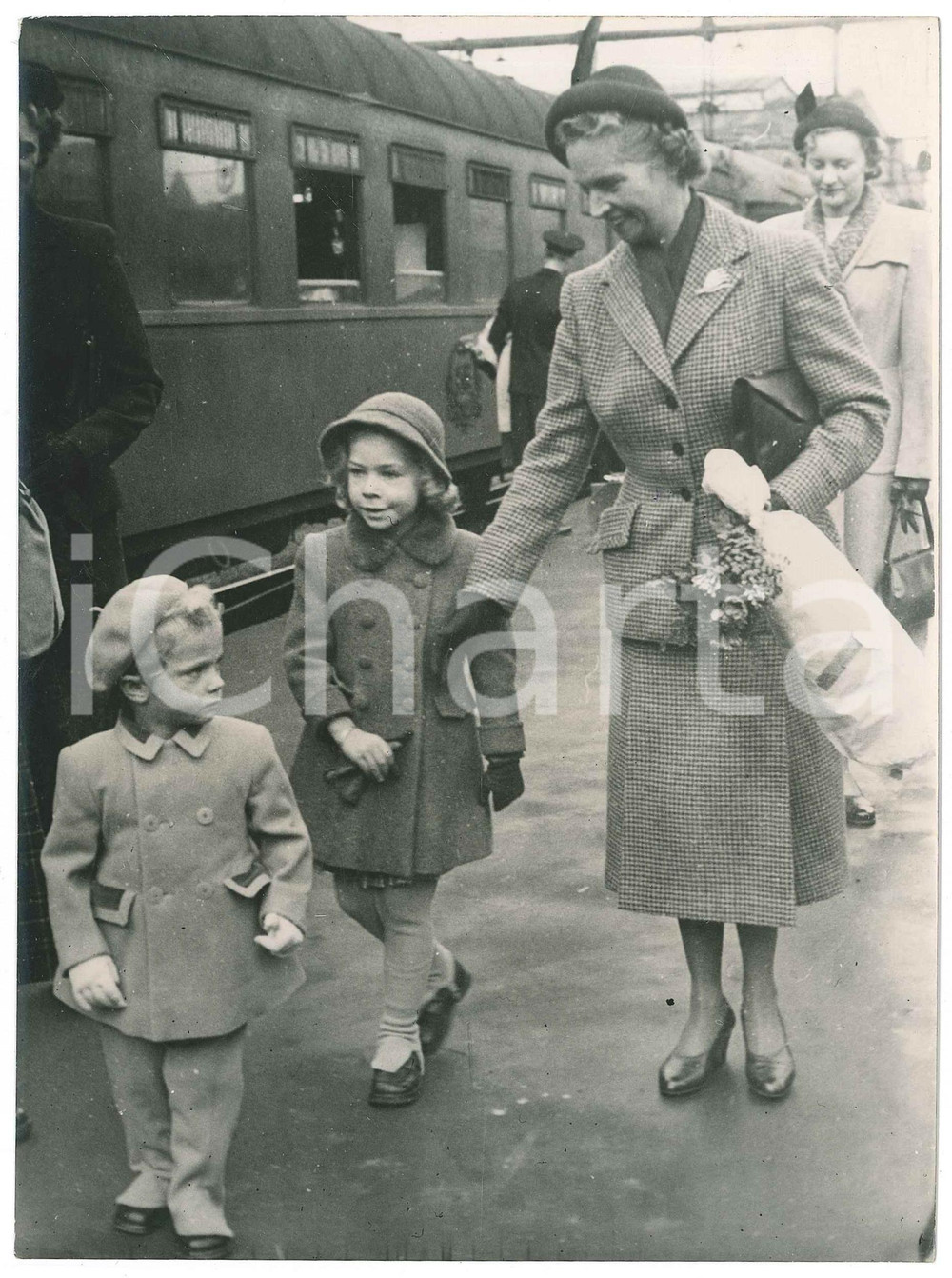 Fotografia d epoca originale 1949 STOCKHOLM Princess Sibylla of Haga returns with her children  Photo 1