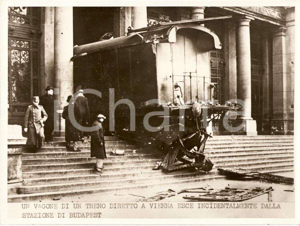 Fotografia d epoca originale 1940 ca BUDAPEST Treno per Vienna deraglia e distrugge stazione Fotografia 1