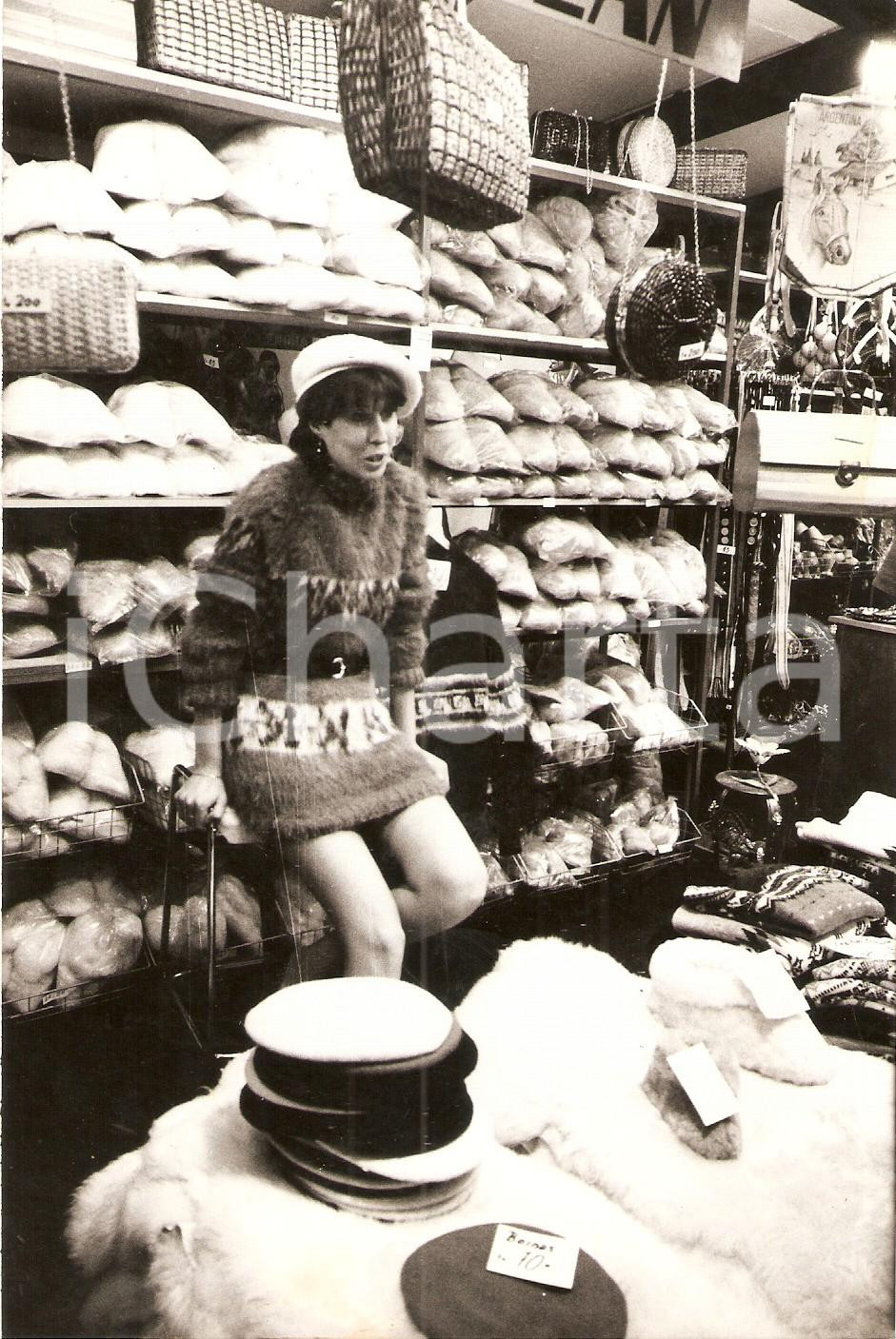 Fotografia d epoca originale 1983 BUENOS AIRES ExposiciÃ³n Rural ARGENTINA Vendita accessori in pelliccia Foto 1