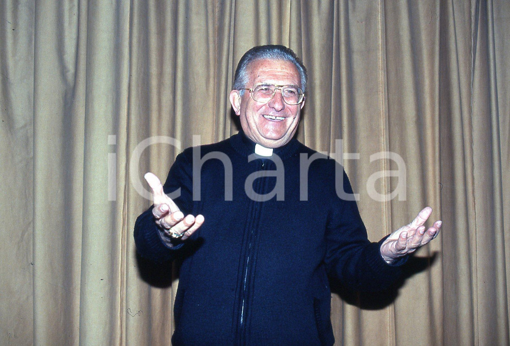 35mm vintage slide* 1990 AMELIA (TR)  Don Pierino GELMINI ritratto  Diapositiva d'epoca, in formato 35 mm.CONDIZIONI: GOODE' severamente vietata la riproduzione. Tutti i diritti sono riservati.Nella diapositiva ICharta mette in vendita, sul negozio eBay e in esclusiva sul sito "icharta" il proprio archivio composto da numerose diapositive e negativi fotografici d'epoca, tutti originali e autentici, che attraversano la storia del costume italiano tra gli la fine degli anni Sessanta e Novanta.Si tratta di uno sguardo inedito sull'attualit&agrave;, la politica, la vita quotidiana, il gossip e la cultura, che fotografa il cambiamento della nazione in quest'ultimo scorcio del XX secolo. Un'occasione unica per il mercato del collezionismo, che vede finalmente disponibile un archivio eccezionale per vastit&agrave;, tematiche e condizioni, in un settore (il negativo fotografico e la diapositiva) di assoluta novit&agrave; e dalle interessanti prospettive di investimento. GOOD/buono   originale e autentica 1