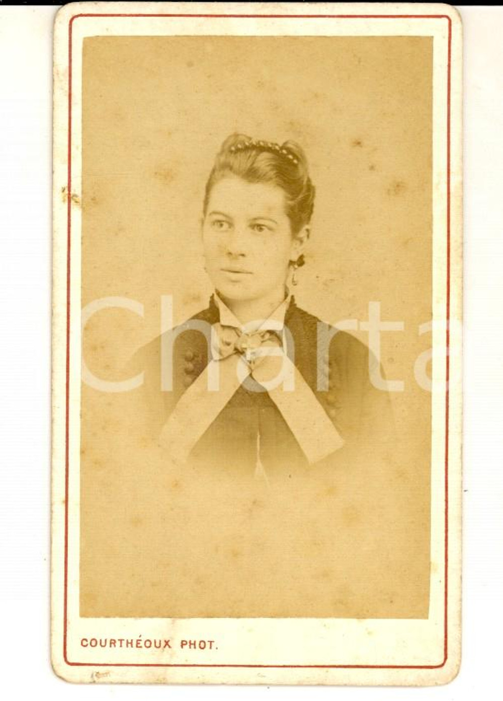 Fotografia d epoca originale 1880 ca PARIS Ritratto di donna con fiocco e cricifisso Foto COURTHEOUX CDV 1