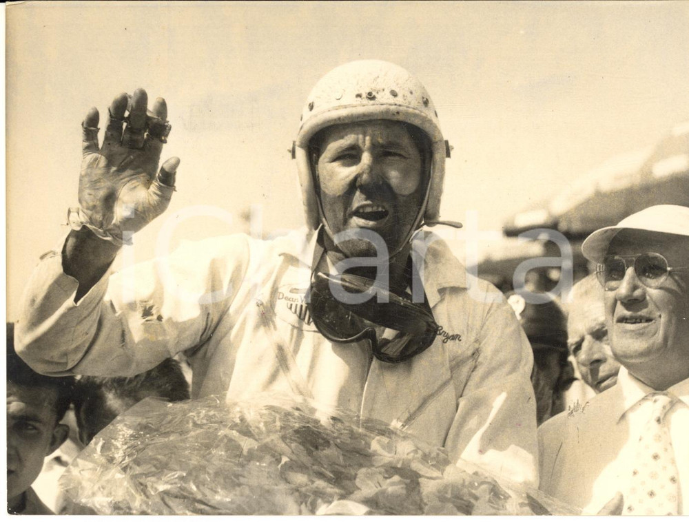 1957 AUTOMOBILISMO MONZA 500 MIGLIA Jimmy BRYAN dopo la vittoria - Foto 18x13 cm  Fotografia d'epoca con didascalia coeva al verso.   CONDIZIONI: G (ma lieve sovraimpressione)FORMATO: 18x13 cm      originale e autentica 1