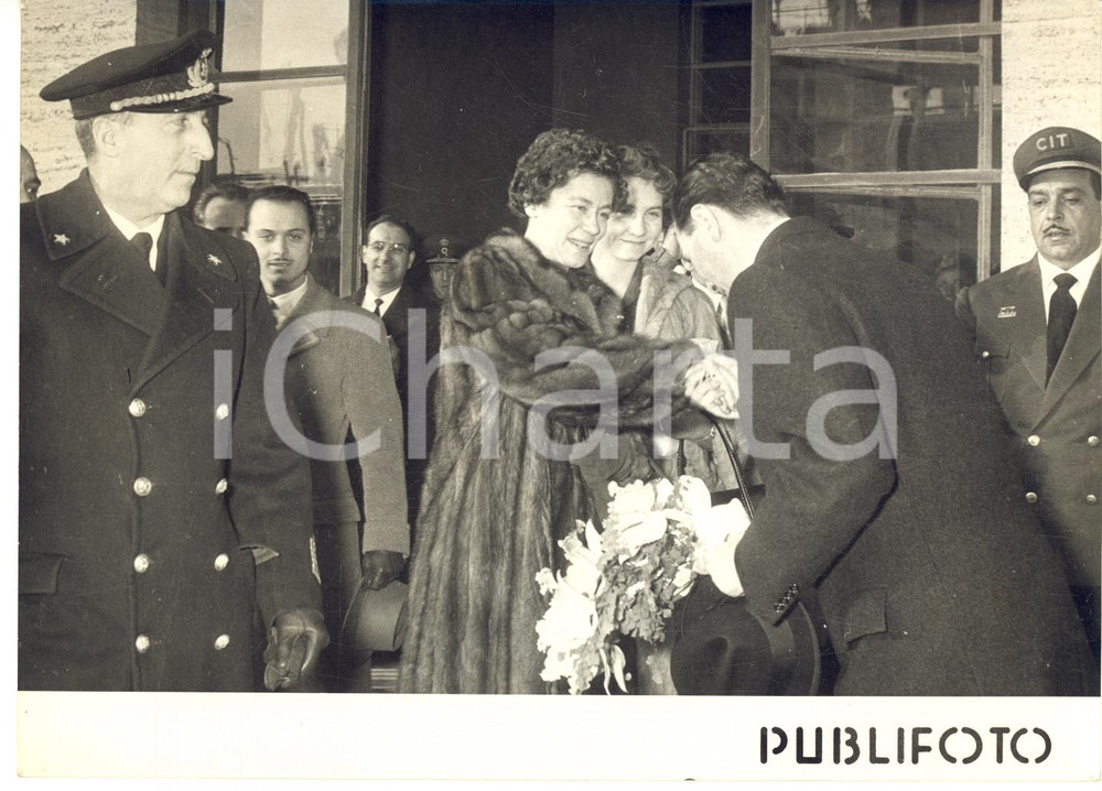 1956 NAPOLI Federica di Grecia accolta dalle autorità all'imbarco per Atene