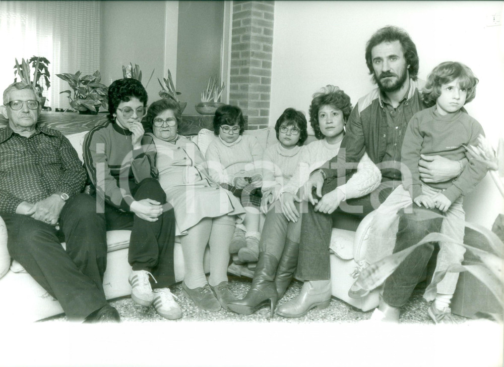 Fotografia d epoca originale 1980 ca MILANO Calcio Il calciatore brasiliano Orlando PEREIRA con la famiglia 1