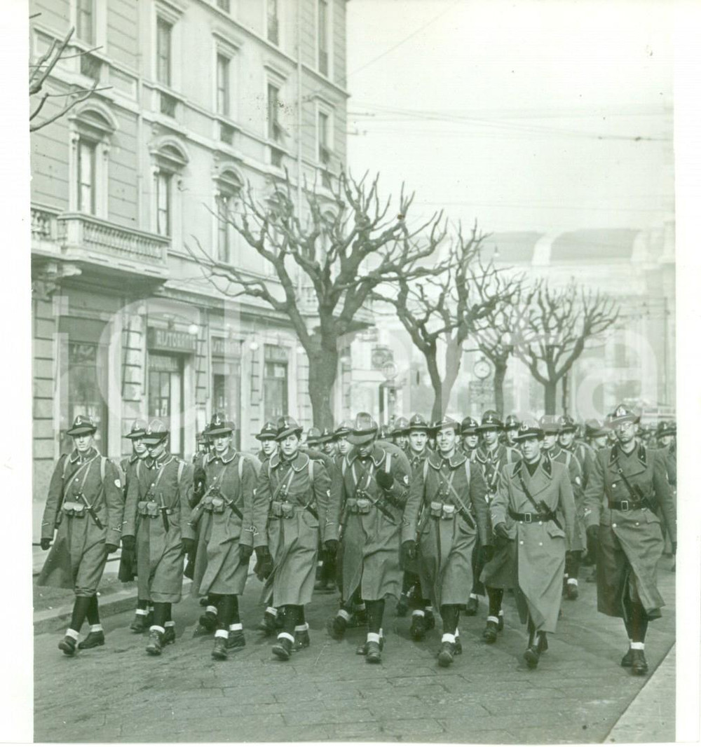 Fotografia d epoca originale 1939 MILANO Milizia Universitaria in marcia dalla Stazione Centrale Fotografia 1