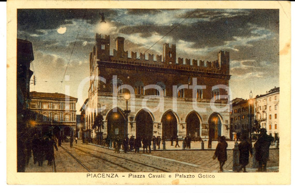 Cartolina originale da collezione 1930 PIACENZA Notturno su Piazza CAVALLI e Palazzo Gotico *ANIMATA FP VG 1
