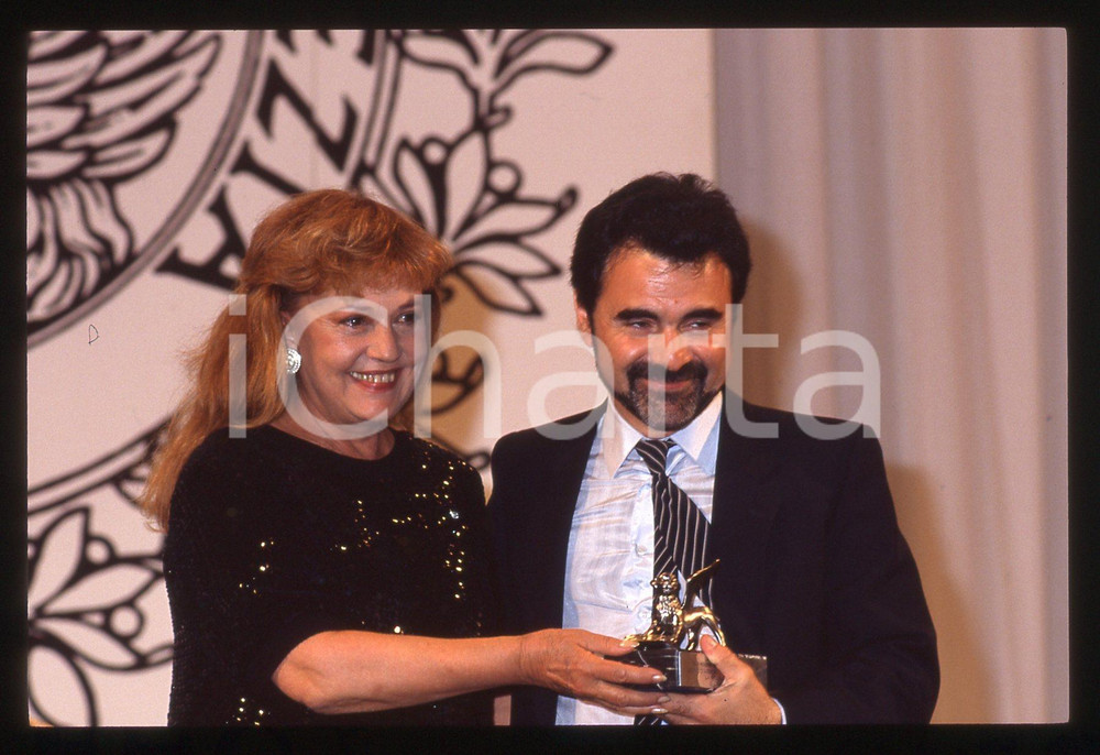 35mm vintage slide* 1986 MOSTRA DI VENEZIA Carlos SORIN Jeanne MOREAU Ritratto 1  Diapositiva d'epoca, in formato 35 mm. CONDIZIONI: GOODTutti i diritti riservati.E' severamente vietata la riproduzione. ICharta mette in vendita, sul negozio eBay e in esclusiva sul sito "icharta" il proprio archivio composto da numerose diapositive e negativi fotografici d'epoca, tutti originali e autentici, che attraversano la storia del costume italiano tra gli la fine degli anni Sessanta e Novanta.Si tratta di uno sguardo inedito sull'attualit&agrave;, la politica, la vita quotidiana, il gossip e la cultura, che fotografa il cambiamento della nazione in quest'ultimo scorcio del XX secolo. Un'occasione unica per il mercato del collezionismo, che vede finalmente disponibile un archivio eccezionale per vastit&agrave;, tematiche e condizioni, in un settore (il negativo fotografico e la diapositiva) di assoluta novit&agrave; e dalle interessanti prospettive di investimento.  originale e autentica 1