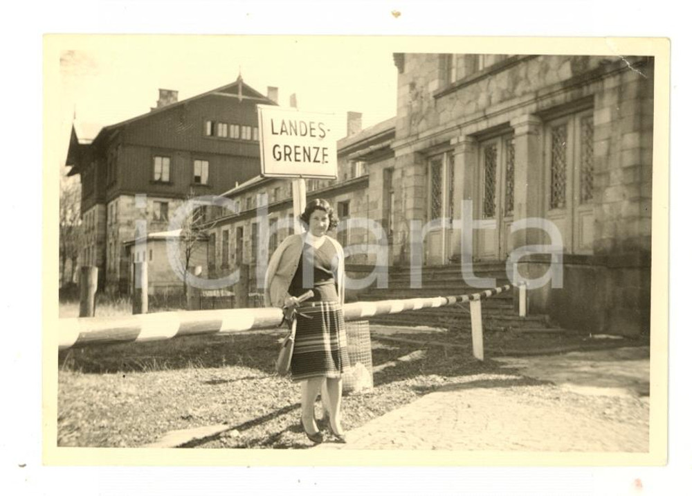Fotografia d epoca originale 1959 REPUBBLICA CECA Donna al confine con la Germania  Foto VINTAGE 10x7 cm 1