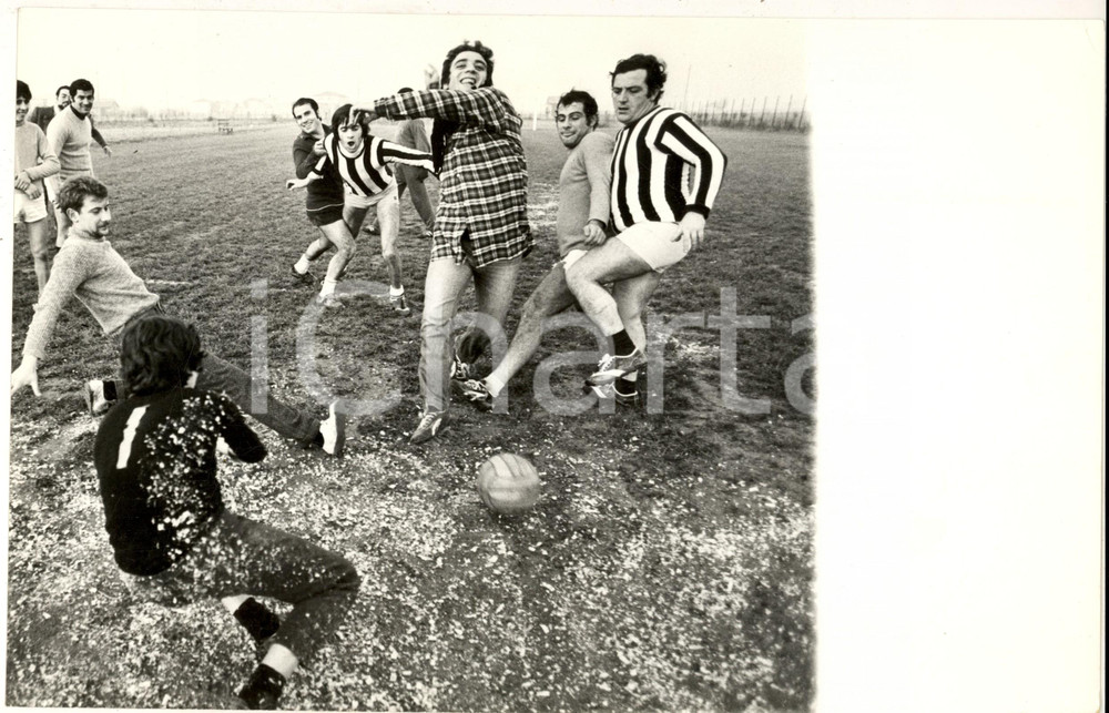 1970 ca COSTUME ITALIA Mino REITANO gioca a calcio con gli amici *Foto 30x20  Fotografia di agenzia. CONDIZIONI: GFORMATO: 30x20 cm    originale e autentica 1