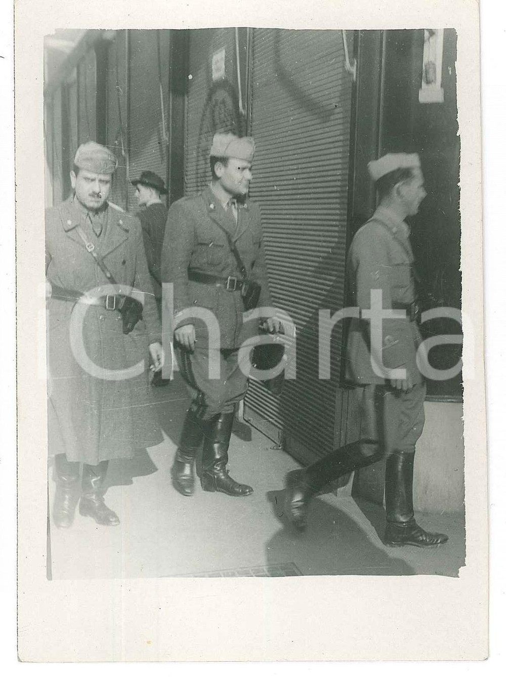 1920 ca ITALIA - REGIO ESERCITO Militari perlustrano una città - Foto anonima  Fotografia d'epoca. POOR/danneggiato Lievi smussature agli angoli Formato: 9x13 originale e autentica 1