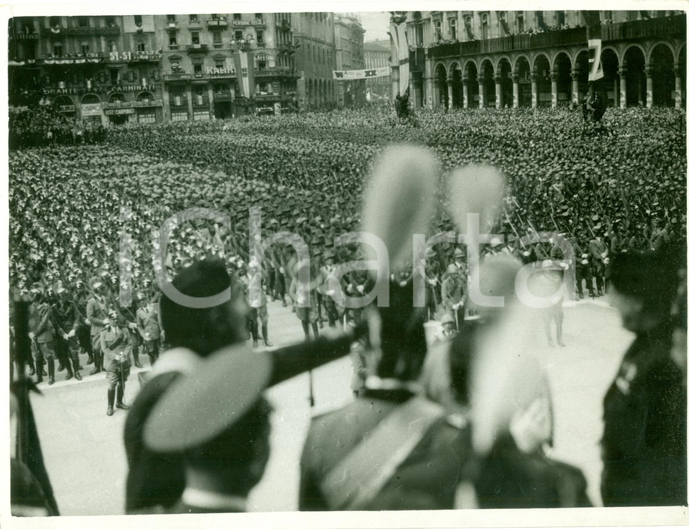 Fotografia d epoca originale 1936 MILANO Leva fascista in Piazza DUOMO Ristorante CARMINATI Fotografia 1