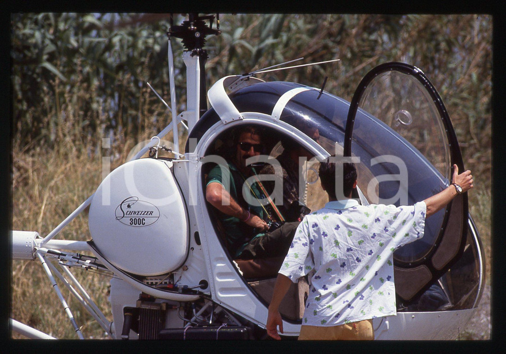 35mm vintage slide* 1990ca COSTUME Paparazzo Riccardo FREZZA in elicottero