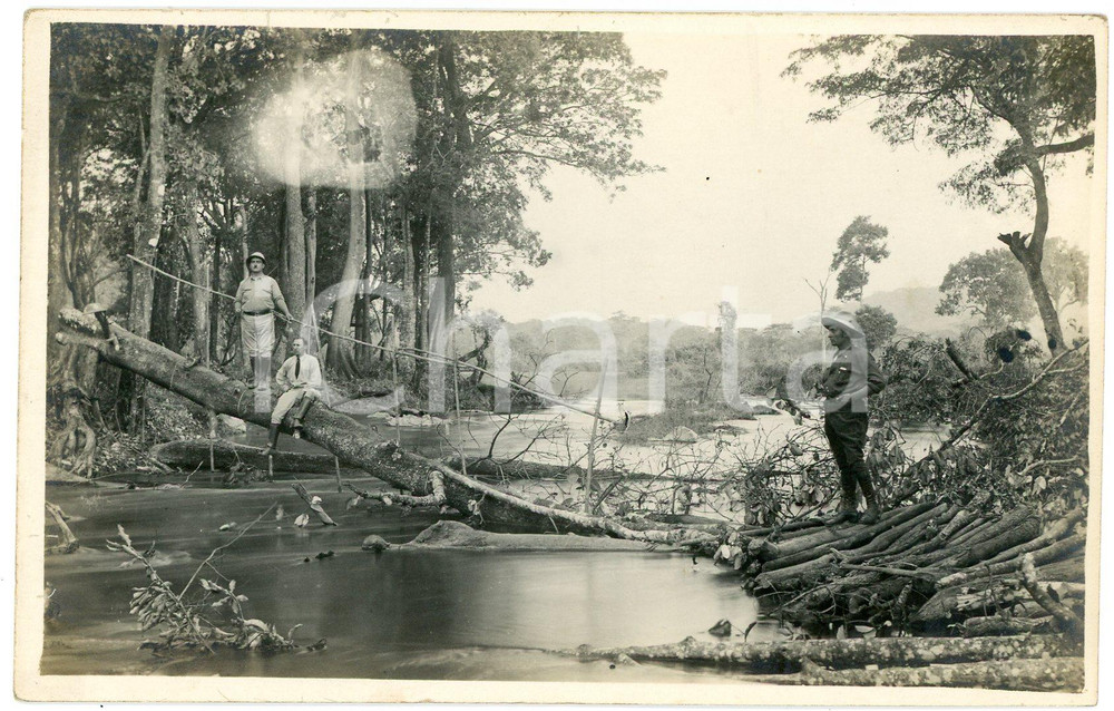1930 ca CONGO BELGE - Colons près d'une rivière - Photo 14x9 cm (2) Fotografia d'epoca, in formato cartolina postale.  POOR/danneggiato difetti di stampa FORMATO: 14x9 cm originale e autentica 1