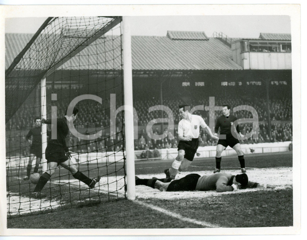 1956 LONDON FOOTBALL U23 - ENGLAND-ITALY 5-1 Bobby AYRE in the penalty area  Fotografia d'epoca con didascalia coeva.  CONDIZIONI: G (ma minimi difetti di stampa) FORMATO: 20x15 cm     originale e autentica 1