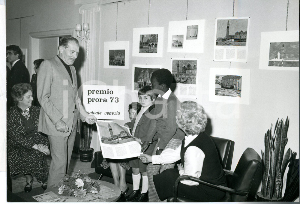 1973 ROMA PREMIO PRORA - Virgilio LILLI consegna manifesto ai bambini *Foto