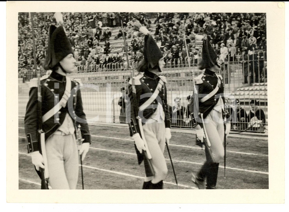 Fotografia d epoca originale 1934 MILANO ARENA  LITTORIALI Sfilata CARABINIERI in uniforme storica Foto 1