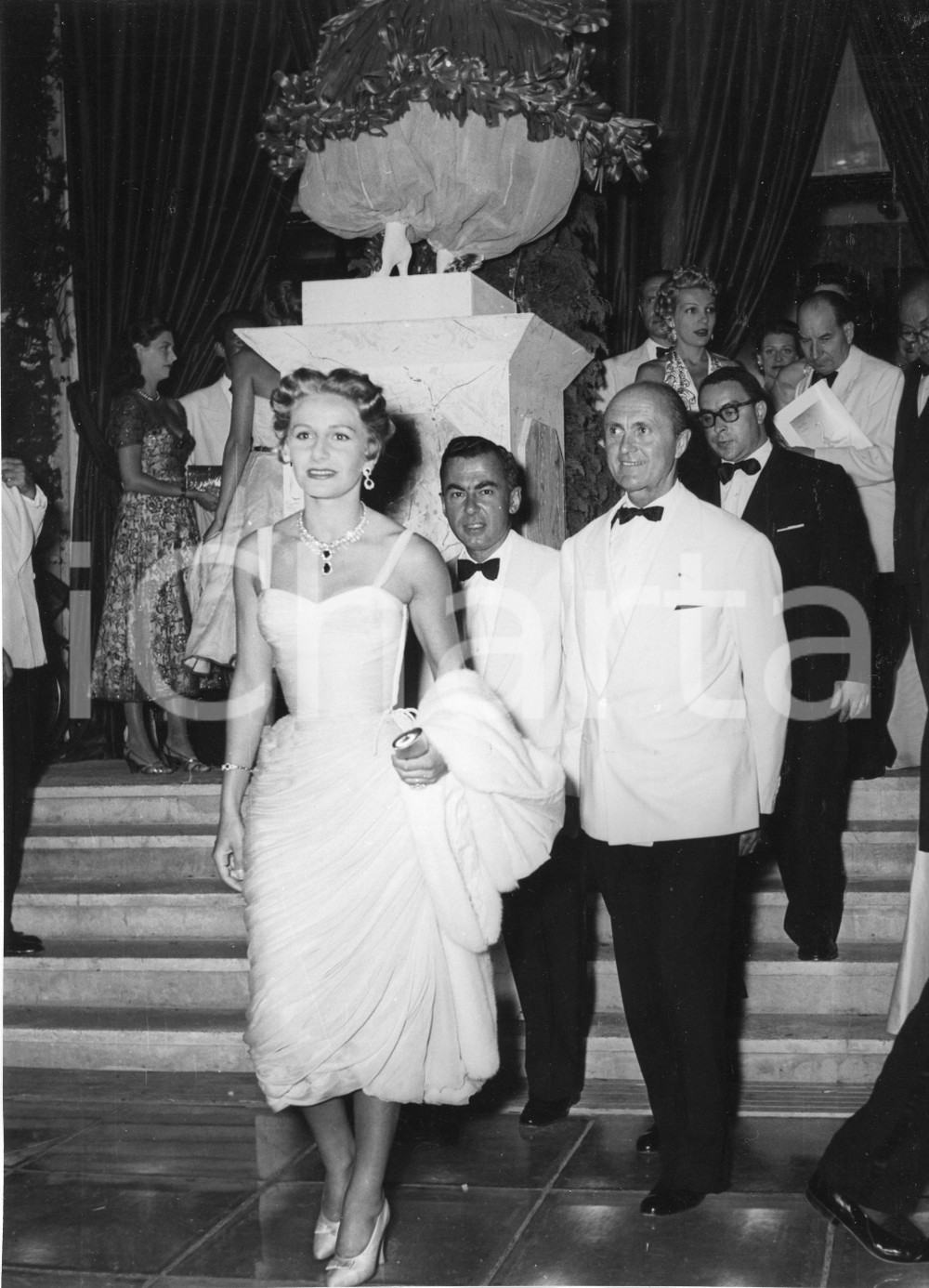 Agosto 1955 MONTECARLO Sporting d'Eté - Serata di gala - Foto vintage 18x24 cm 1955Fotografia vintage rara d'epoca.Timbro archivio Publifoto Genova al verso.FORMATO: 18x24 cm CONDIZIONI: FAIR (lievi increspature al lato inferiore; lievi difetti di stampa)ICHARTA mette in vendita le stampe vintage della collezione Publifoto Genova, per la maggior parte inedita o in tiratura di pochi esemplari. Si tratta di un'ottima opportunit&agrave; di investimento per i collezionisti di fotografie d'epoca.    originale e autentica 1