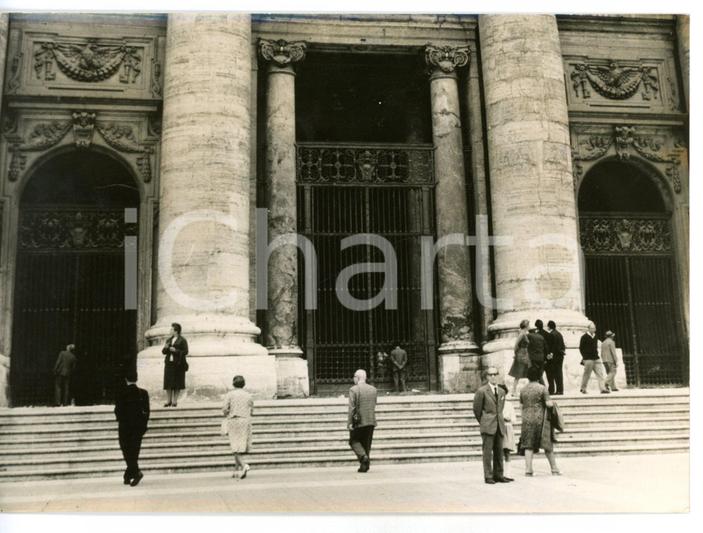 1962 ROMA - SAN PIETRO Cancelli chiusi per allarme bomba - Turisti all'ingresso Fotografia d'epoca con didascalia coeva.  CONDIZIONI: G FORMATO: 18x13 cm     originale e autentica 1