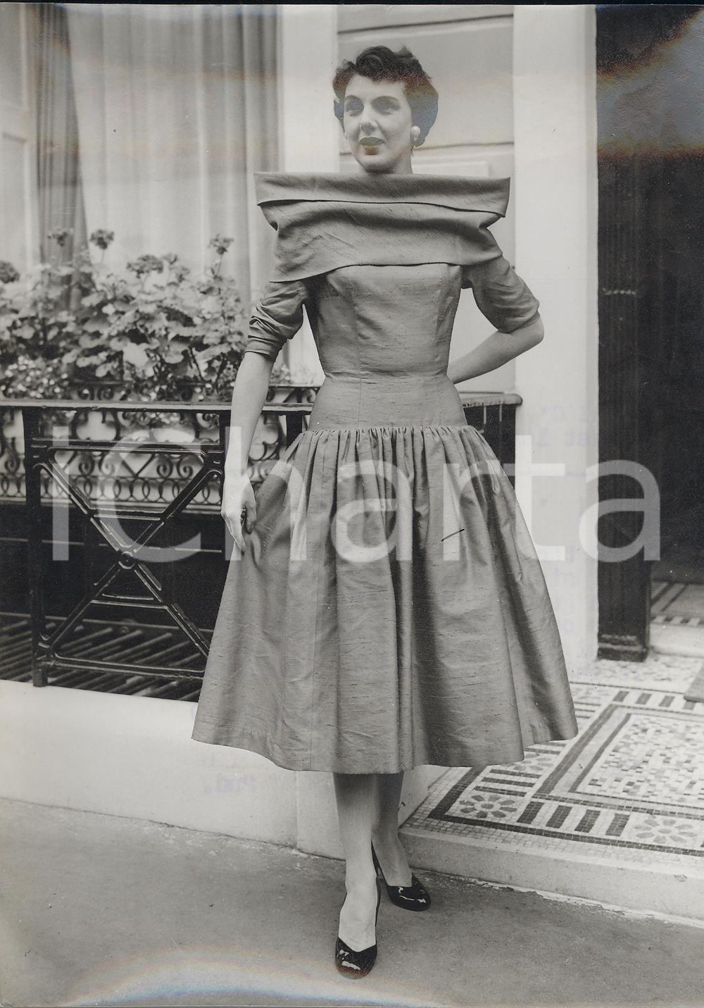 Fotografia d epoca originale 1955 LONDON Model wearing autumn cocktail dress Photo Fashion 15x20 1