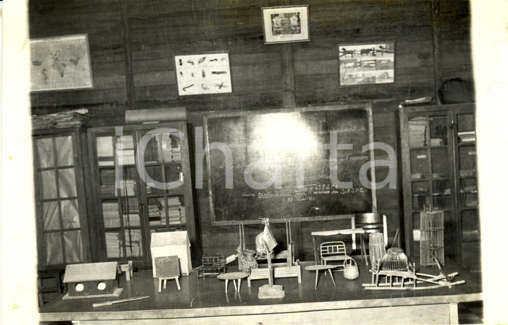 Fotografia d epoca originale 1960 ca CAMBOGIA Oggetti in legno realizzati da alunni scuola Fotografia 1